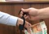 В аэропорту Нерюнгри житель Кемерово попытался дать взятку сотруднику полиции