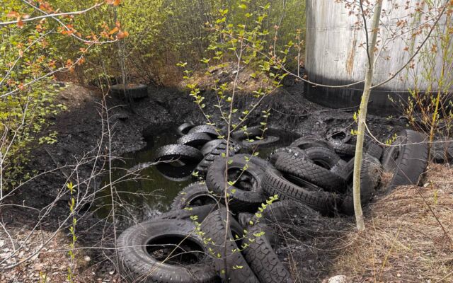 В Нерюнгринском районе нашли нелегальную свалку старых шин в лесу