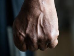 Якутянин истязал беременную супругу, но вину не признал