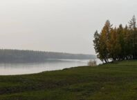Заблудились в тумане, остались без топлива, но на связи: спасатели помогли семье на реке Алдан