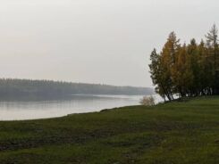 Заблудились в тумане, остались без топлива, но на связи: спасатели помогли семье на реке Алдан