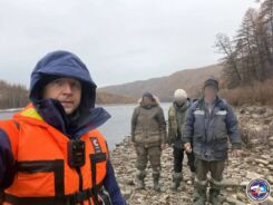 Троих рыбаков после опрокидывания лодки нашли в Нерюнгринском районе