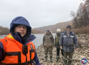 Троих рыбаков после опрокидывания лодки нашли в Нерюнгринском районе