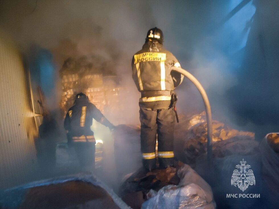 В Нерюнгри ночью загорелся гараж на территории ГЭК «Радуга»